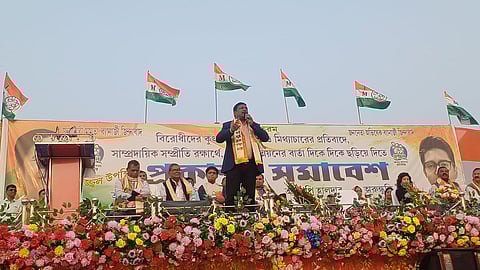 सांसद बापी हालदार वक्तव्य रखते हुए, साथ में हैं मंत्री बंकिम चंद्र हाजरा व अन्य   