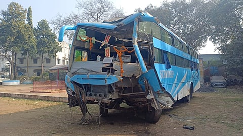 अनियंत्रित होकर पेड़ से टकराई स्कूली बस 