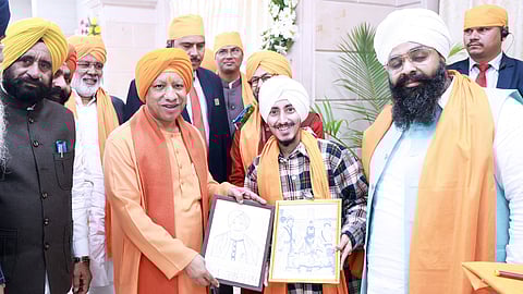 प्रकाश पर्व पर योगी का अनोखा अंदाज, सिख परम्परा में रंगे दिखें 