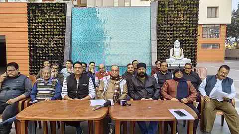 रेसिडेंशियल सोसाइटी के लोगों ने निर्माता पर लगाया वादाखिलाफी का आरोप