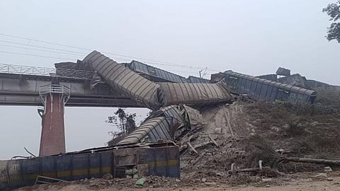 जमुई में मालगाड़ी बेपटरी, हावड़ा–पटना–दिल्ली रेल मार्ग पर चरमरा गई रेल सेवा