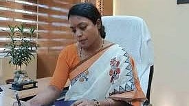 जब मंत्री ने अपने हाथों से अनाथ बच्चे को खिलाया खाना