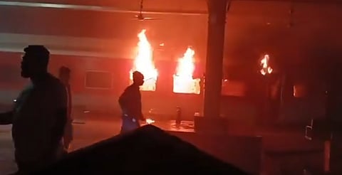 टाटानगर-एर्नाकुलम एक्सप्रेस के डिब्बों में लगी आग, एसी बोगी की यात्री की मौत