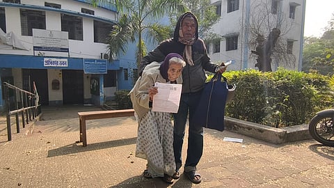 SIR - बीमार बुजुर्ग महिला को सुनवाई केंद्र पर लाने को लेकर उठे सवाल