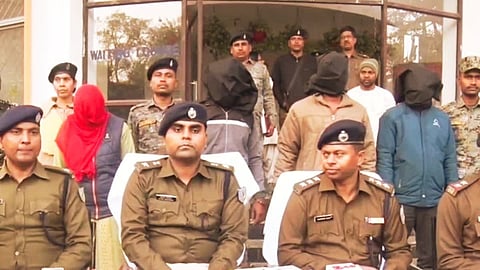 पुलिस की गिरफ्त में बच्चा चोरी के आरोपी