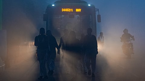 घने कोहरे के घेरे में दिल्ली, तस्वीरों में देखिये राजधानी का हाल