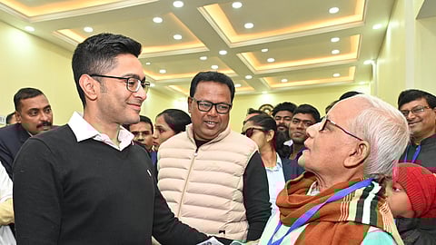 सांसद अभिषेक बनर्जी सेेवाश्रय कैंप में बुजुर्ग मरीज से बातचीत करते हुए 