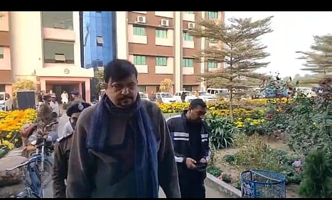 मंत्री सुजीत बोस बैठक में शामिल होकर लौटते हुए 