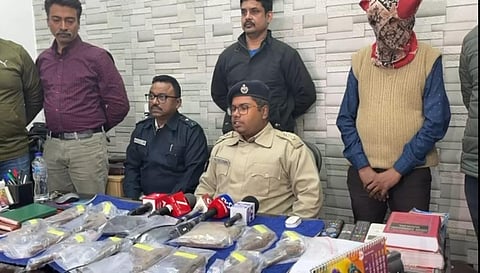 संवाददाता को संबोधित करतेडीसी साउथ प्रियव्रत रॉय