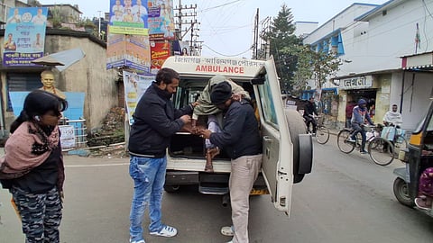 वृद्धा को एंबुलेंस में लाते नगर पालिका कर्मी 