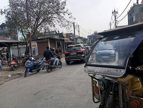 मिलन मोड़ में ट्रैफिक की व्यवस्था 