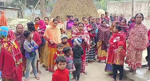 प्रदर्शन करती महिलाएं

