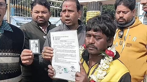 हियरिंग की सुनवाई में पहुंचे दृष्टिहीन एवं बीमार बुजुर्ग मतदाता        