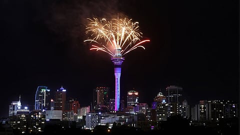 भारत में साल का आखिरी सूर्यास्त और इस देश में हुआ 2026 का आगाज