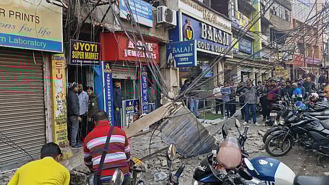 जर्जर भवन का छज्जा गिरने से फैली सनसनी