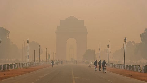 प्रदूषण से दिल्ली परेशान, AQI का स्तर कमने का नाम ही नहीं ले रहा, हालात चिंताजनक 