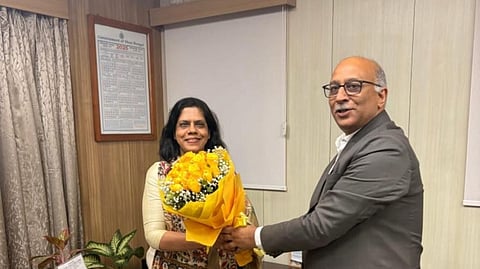 बुधवार को नवान्न में नवनियुक्त मुख्य सचिव नंदिनी चक्रवर्ती को फूलों का गुलदस्ता देकर बधाई देते पूर्व मुख्य सचिव डॉ. मनोज पंत 



