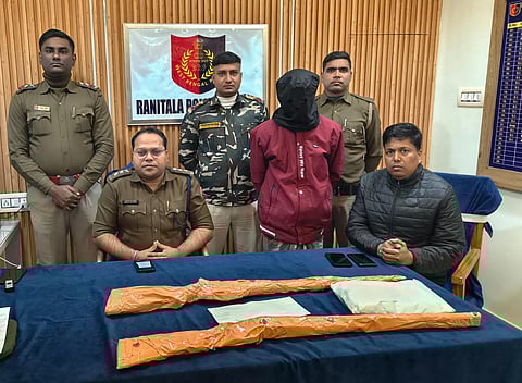 हथियार के साथ गिरफ्तार तस्कर 