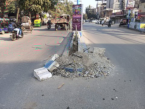 क्षतिग्रस्त रोड डिवाइडर 