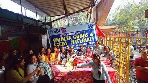 संस्था द्वारा जरूरतमंदों में कपड़ों का वितरण