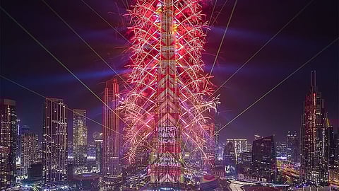 नववर्ष के स्वागत में दुबई का बुर्ज खलीफा रोशनी से जगमगाया