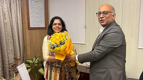 पूर्व मुख्य सचिव मनोज पंत से कार्यभार ग्रहण करते मुख्य सचिव नंदिनी चक्रवर्ती