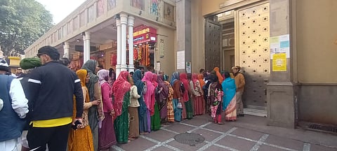 कालीघाट मंदिर में दर्शन के लिए लगी श्रद्धालुओं की भीड़