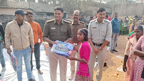 चंडीतल्ला थाना प्रभारी  अनिल राज नये साल  के अवसर पर बच्चाें के बीच कंबल वितरण करते हुए