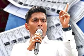 
मंच पर आये ‘मृत’ वोटर, SIR को लेकर आयोग घिरा