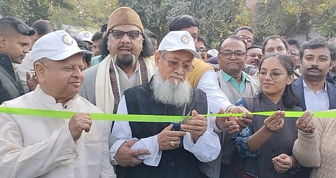 लाइब्रेरी मिनिस्टर सिद्दीकुल्ला चौधरी बुक फ़ेयर का उद्घाटन करते

