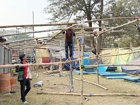 आउट्राम घाट पर कैंप तैयार करते श्रमिक 
