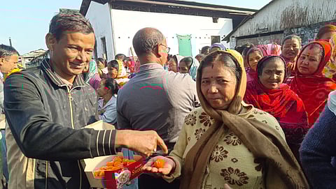 आपस में मिठाई बांट कर ख़ुशी मनाते चाय श्रमिक

