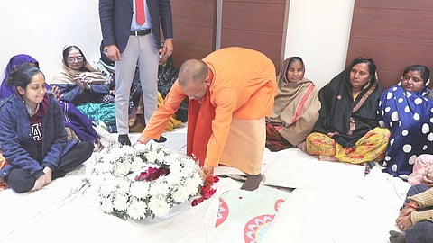 दिवंगत विधायक बिहारी लाल को श्रद्धांजलि अर्पित करते CM योगी आदित्यनाथ 