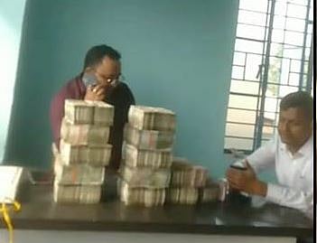 Barasat: Video of a 'mountain' of 500 rupee notes on a table goes viral.
