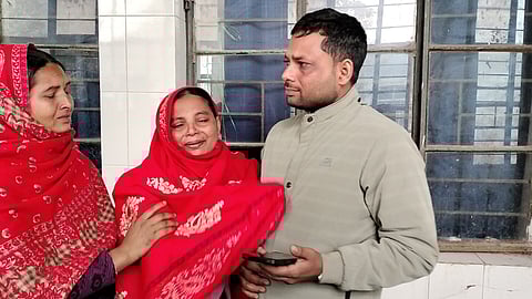 बिलखते परिवार के सदस्य

