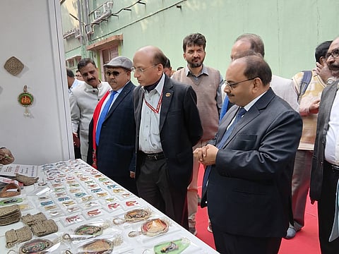 संदीप सरकार स्टॉल का परिदर्शन करते हुए, साथ में हैं डॉ. डी. बी. शाक्यवार व अन्य