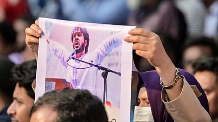 बांग्लादेश: हादी कार्यकर्ता सड़कों पर, किया भारतीयों के ‘वर्क परमिट’ को रोकने की मांग  