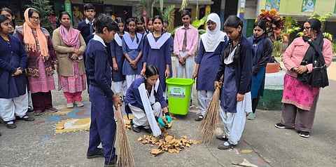 नेपालीपाड़ा हिन्दी हाई स्कूल में स्वच्छता अभियान का आयोजन