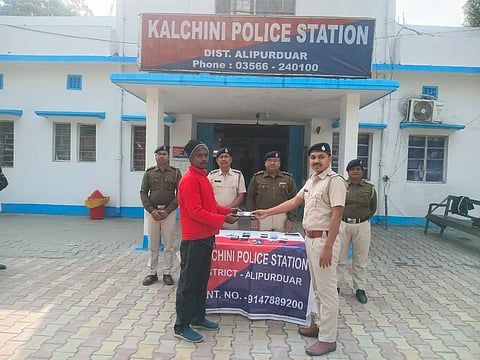 मोबाइल सौंपते पुलिस कर्मी