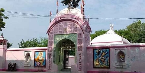 जहां बिना सिर वाली मूर्तियों की पूजा होती है