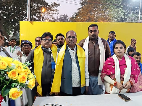 पश्चिम बंग बारी संघ के सेवा शिविर के उद्घाटन के दौरान मौजूद शंभू नाथ प्रसाद बारी,  ममता सिंह व अन्य