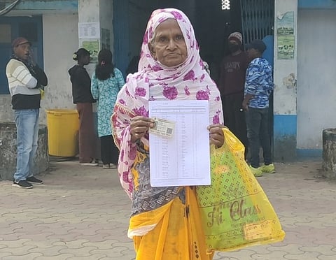 वृद्ध महिला अपने दस्तावेज के साथ
