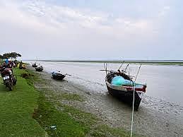 नदी में समाने की कगार पर बेनापुर पर्यटन केंद्र, बढ़ी चिंता