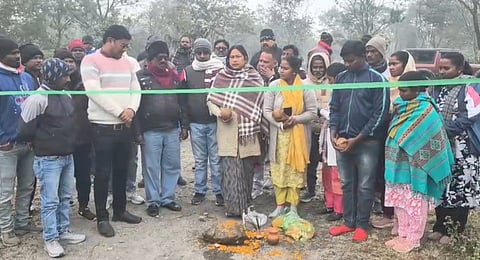 उद्घाटन पर उपस्थित पंचायत प्रधान व अन्य
