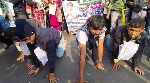 काउंसलिंग में देरी से आक्रोश, अपर प्राइमरी उम्मीदवारों ने सड़कों पर रेंगकर किया विरोध