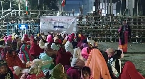 ठंड अनदेखा कर प्रदर्शन करती महिला श्रमिक
