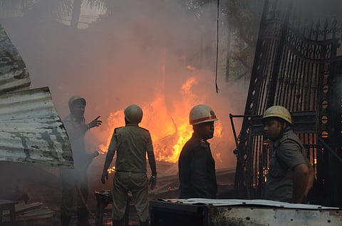 गुरुवार की शाम भूटिया मार्केट में लगी आग की तस्वीर