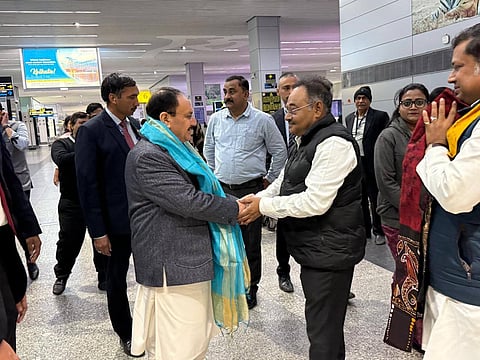 कोलकाता एयरपोर्ट पर जेपी नड्डा का स्वागत करते शमिक भट्टाचार्य और सुकांत मजूमदार।