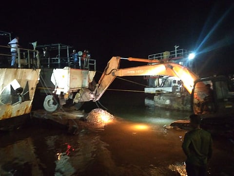 एमवी नॉर्थ बे की रैम्प टूटने से नीलाम्बुर जेट्टी पर उत्पन्न अव्यवस्था और क्षतिग्रस्त रैम्प पर दो घंटे तक फंसे ट्रक की तस्वीर।