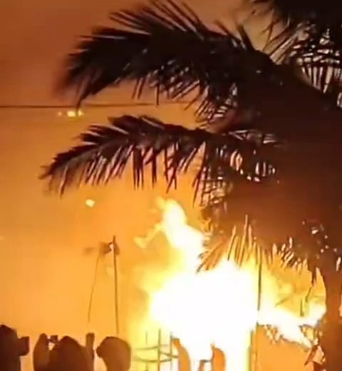 गंगासागर मेला ग्राउंड में लगी आग की तस्वीर 